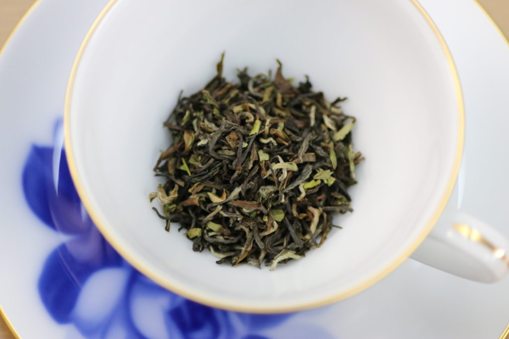 2019年11月19日に摘まれたネパール、イラム地方のシャングリラ製茶です。オーガニックで丁寧に作られた茶葉です。

最初届いた時は発酵が浅かったので春摘かと思いましたが、飲んでるうちに秋摘みらしい深い味わいがありました。